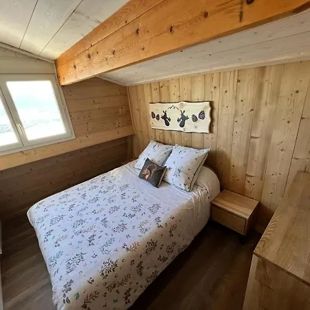 Joli Au Calme Avec Poele A Bois, 4 Et Cuisine Equipee - Fr-1-593-84 *